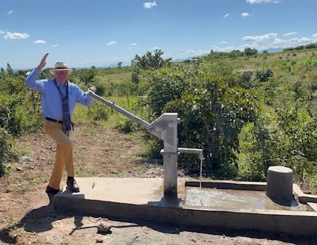 Franz Josef Kuhn beim Wasserpumpen